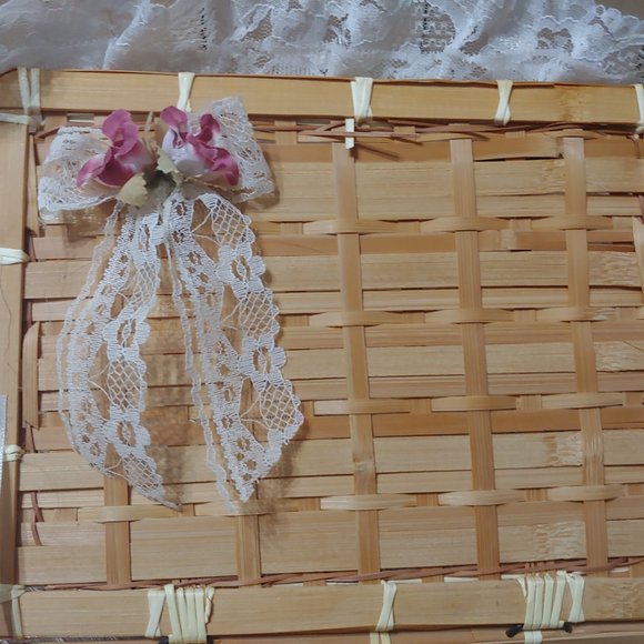 Sewing basket plus pin cushions. - Picture 6 of 16